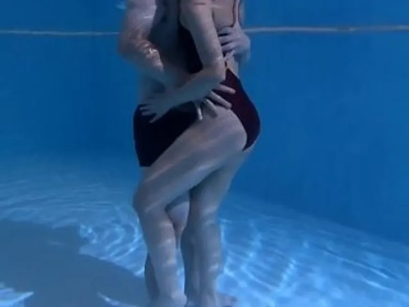 Chồng lạnh nhạt, bà xã địt trộm với hlv dạy bơi