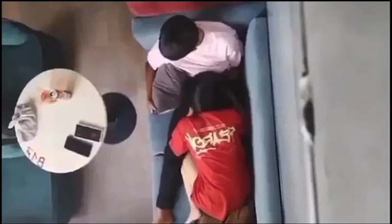 Quay lén em ghệ bú liếm cho bạn gái nơi công cộng